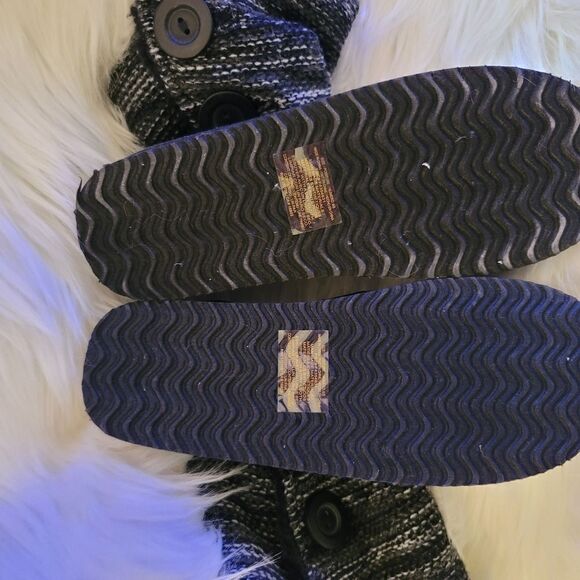 Black and white under the knee boots - Picture 5 of 6